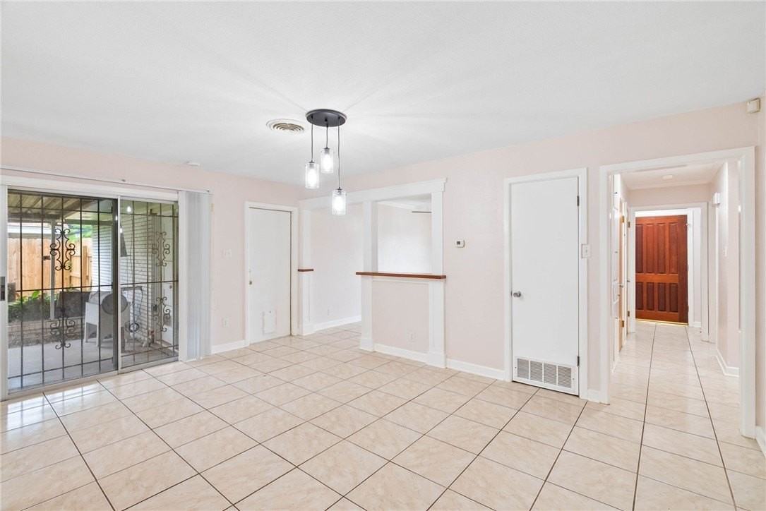 1033 Bradshaw Dr - Photo 5 of 17
