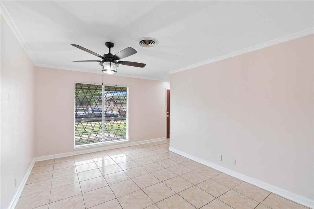 1033 Bradshaw Dr - Photo 6 of 17