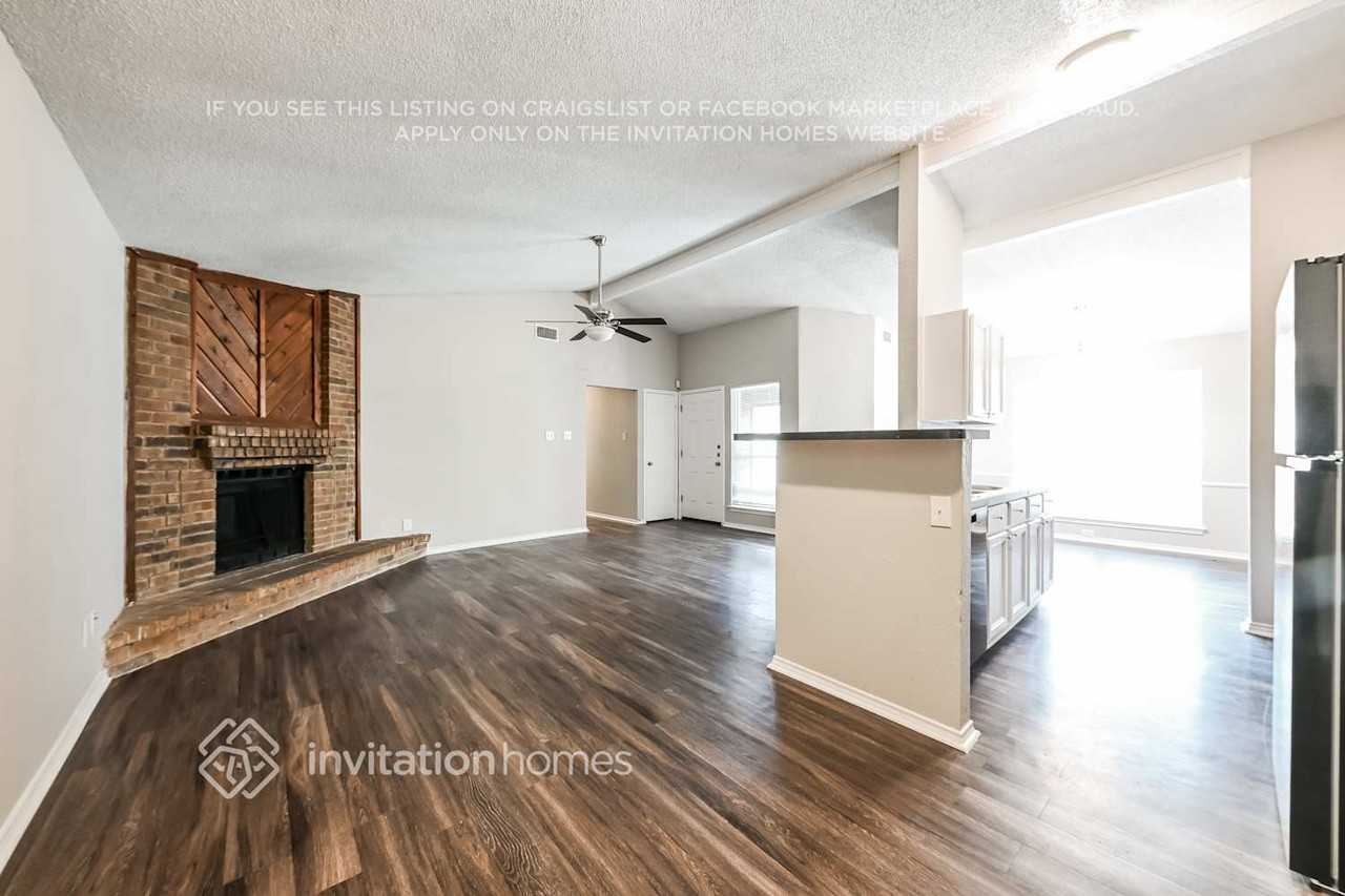 1112 Sandalwood Ln - Photo 3 of 16