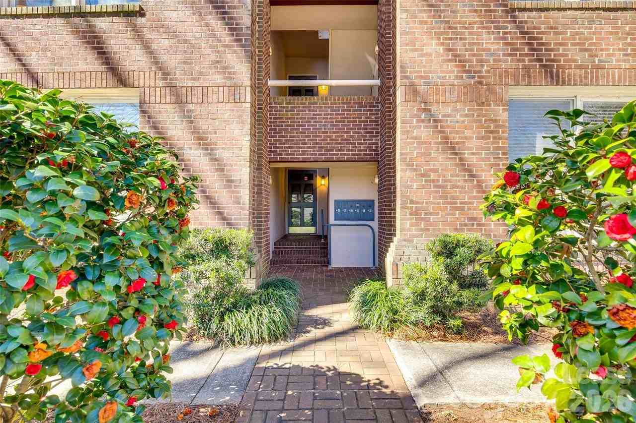 2220 Roswell Ave - Photo 2 of 25