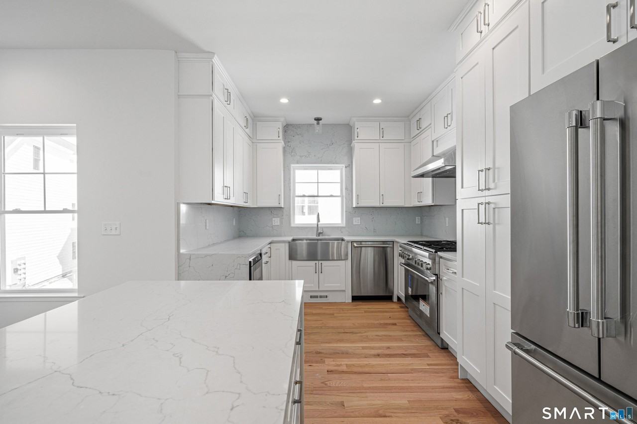 25 Village Rd #B - Photo 4 of 17