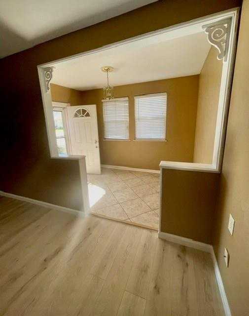 2329 Lyndell Dr - Photo 4 of 15