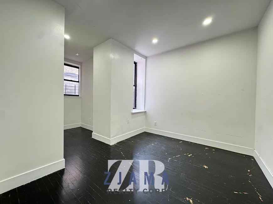 2116 Regent Pl - Photo 3 of 6
