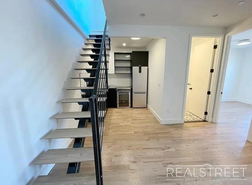 1267 Herkimer St - Photo 4 of 10
