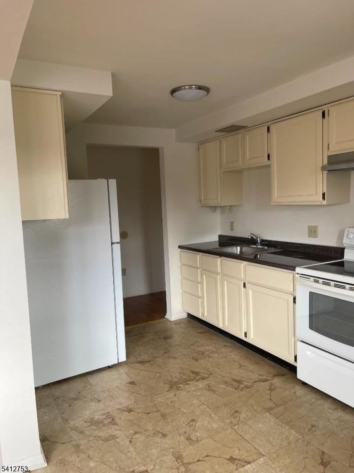 278 Morris St - Photo 3 of 19