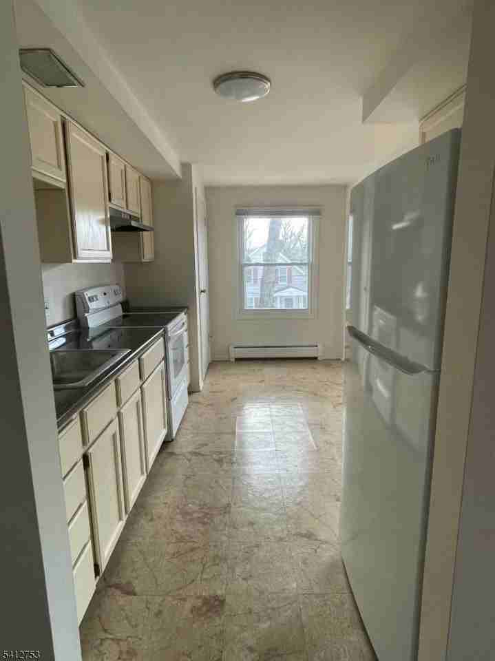 278 Morris St - Photo 4 of 19