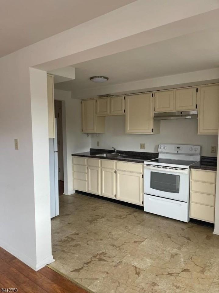 278 Morris St - Photo 5 of 19