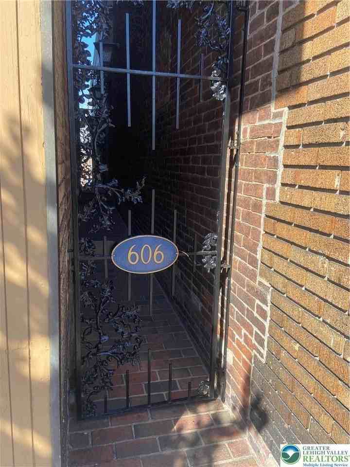 606 W Broad St #F - Photo 3 of 12