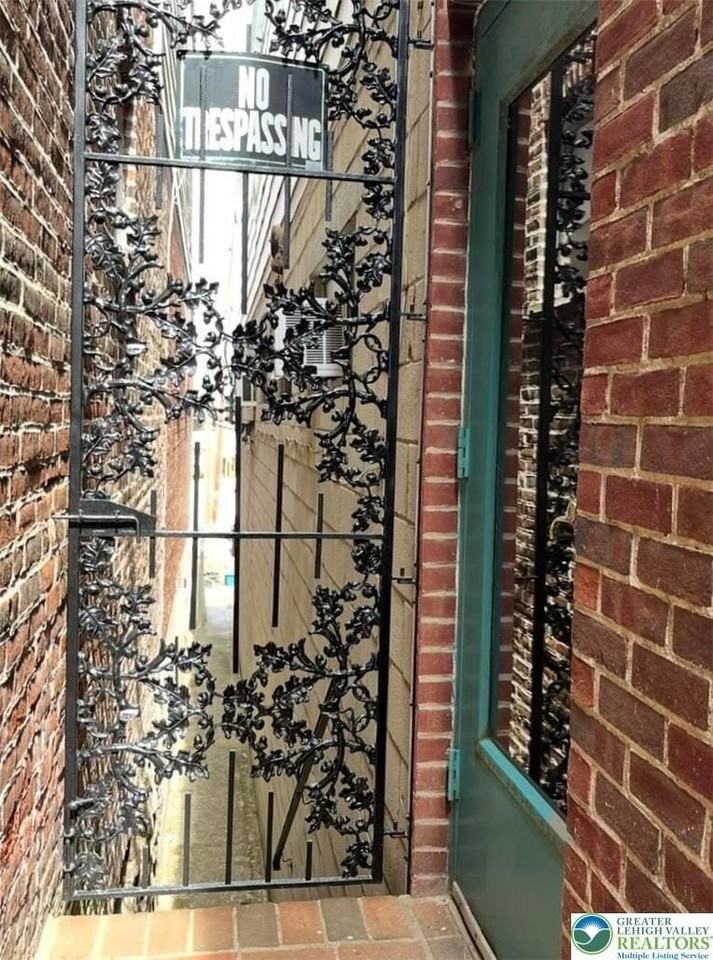 606 W Broad St #F - Photo 4 of 12