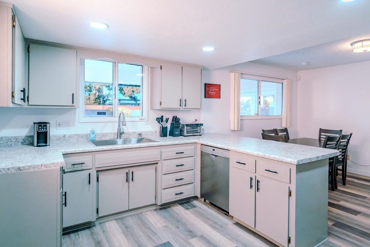 E La Jolla Dr - Photo 2 of 38
