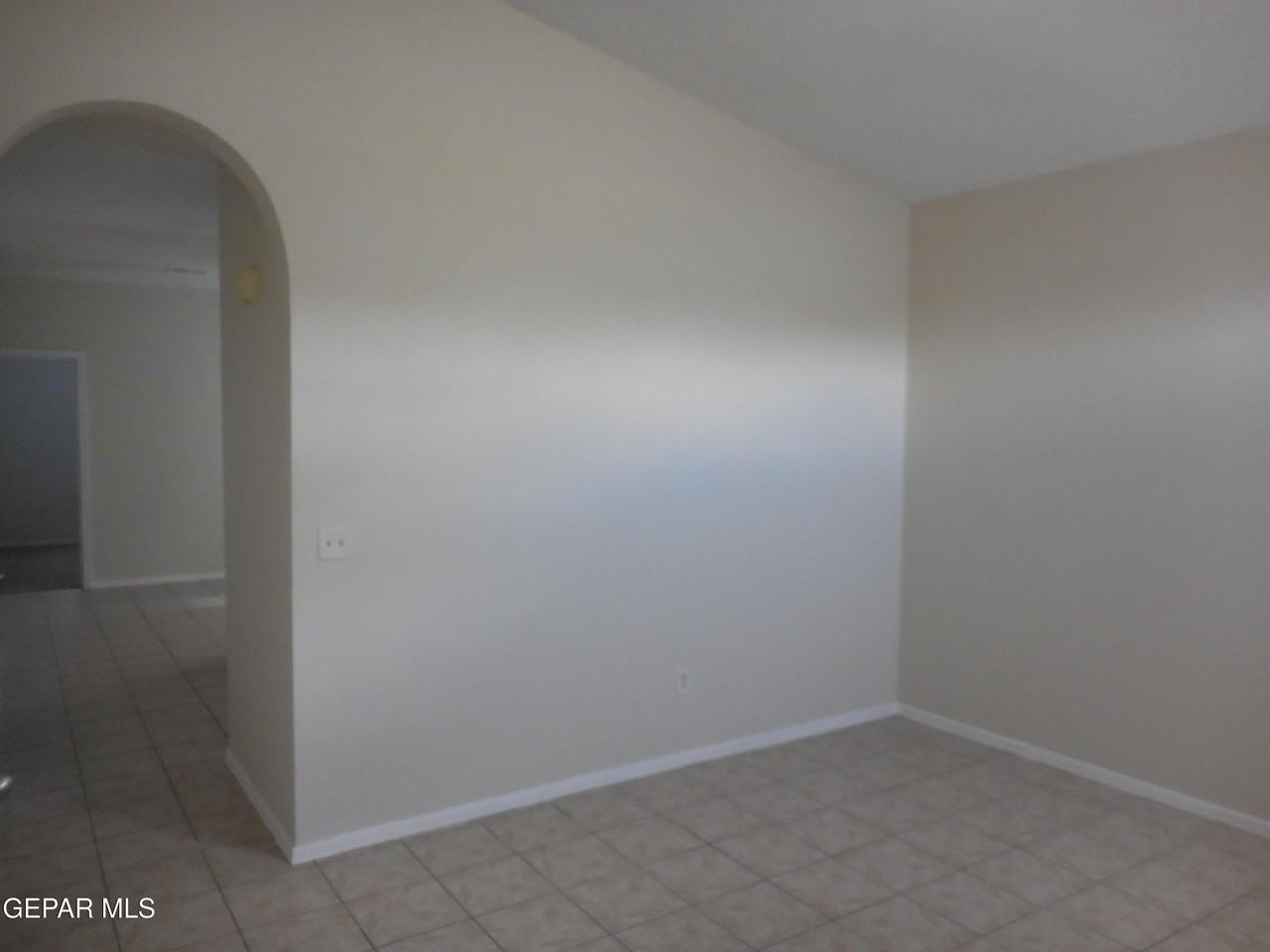 14741 Calhoun Dr - Photo 4 of 36