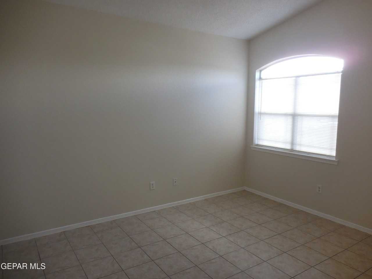 14741 Calhoun Dr - Photo 5 of 36