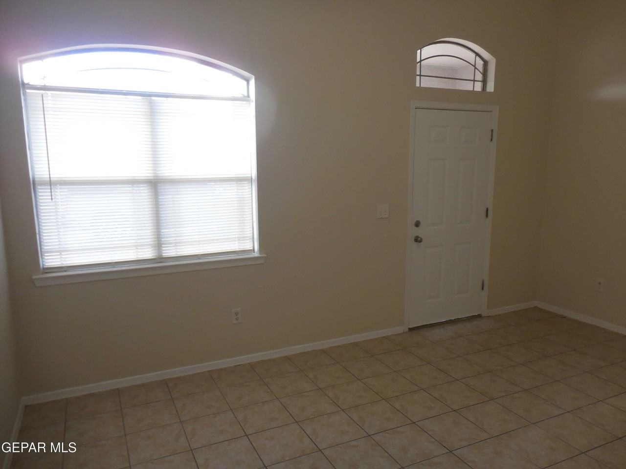 14741 Calhoun Dr - Photo 6 of 36