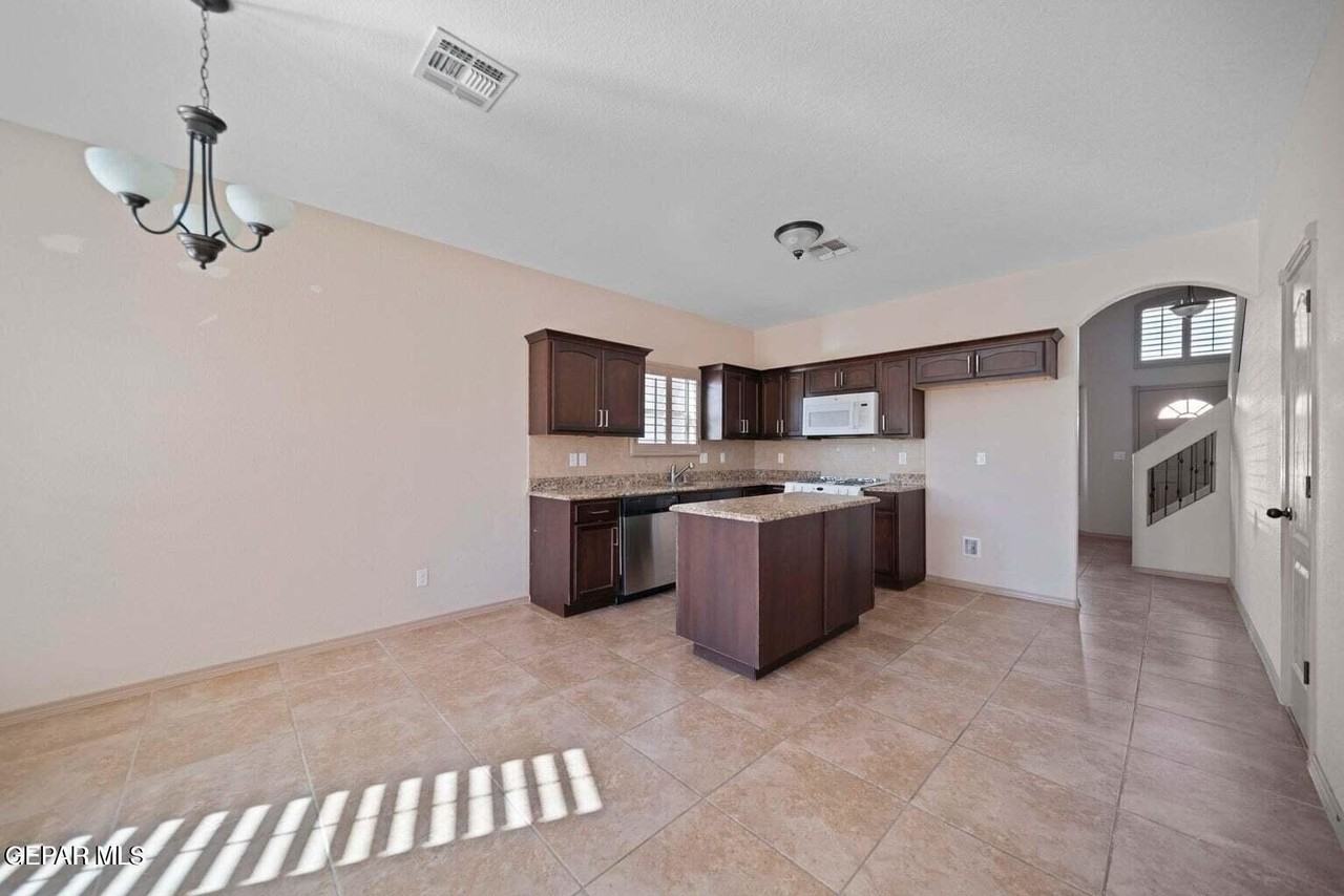 14688 Ava Leigh Ave - Photo 2 of 9