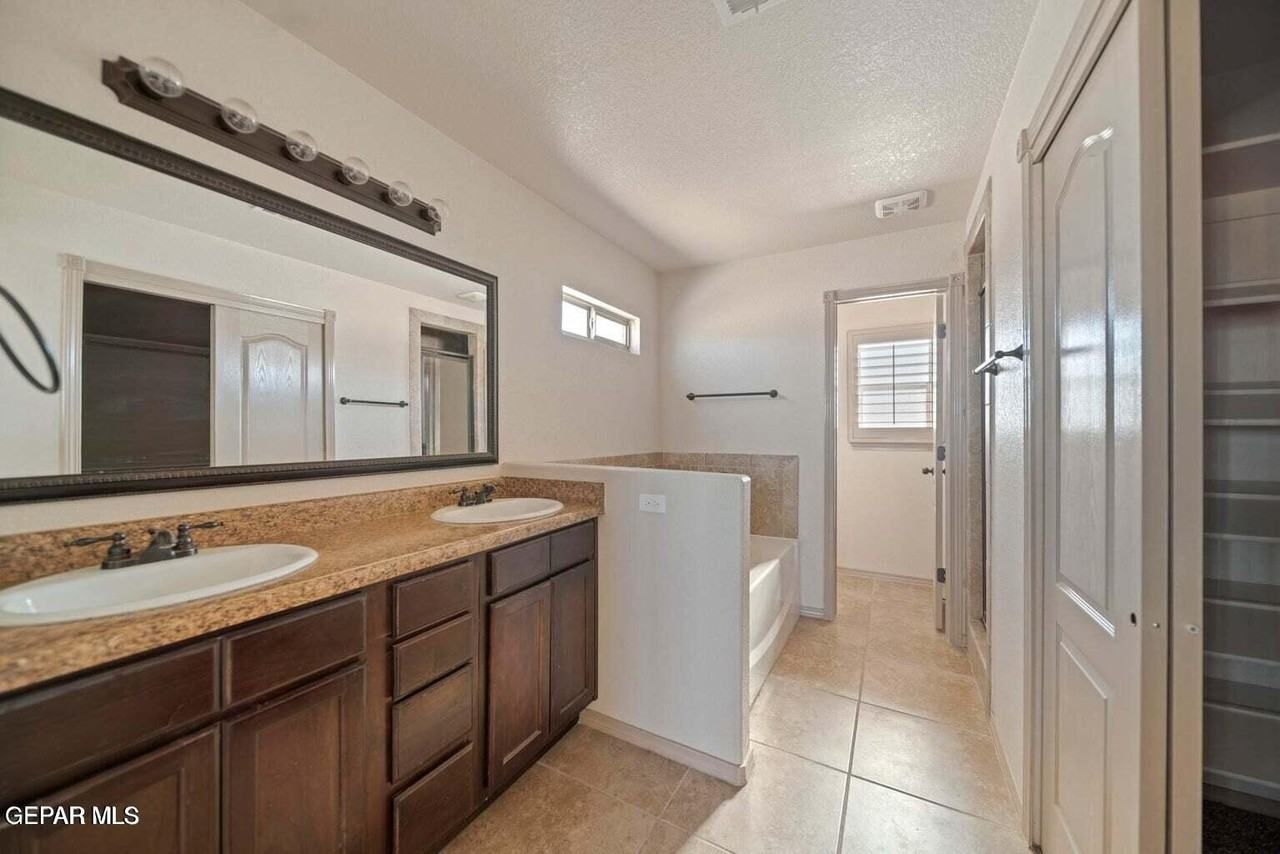 14688 Ava Leigh Ave - Photo 5 of 9