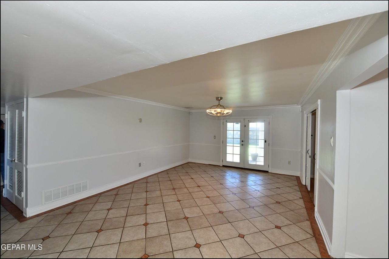 415 S Balboa Rd - Photo 5 of 42