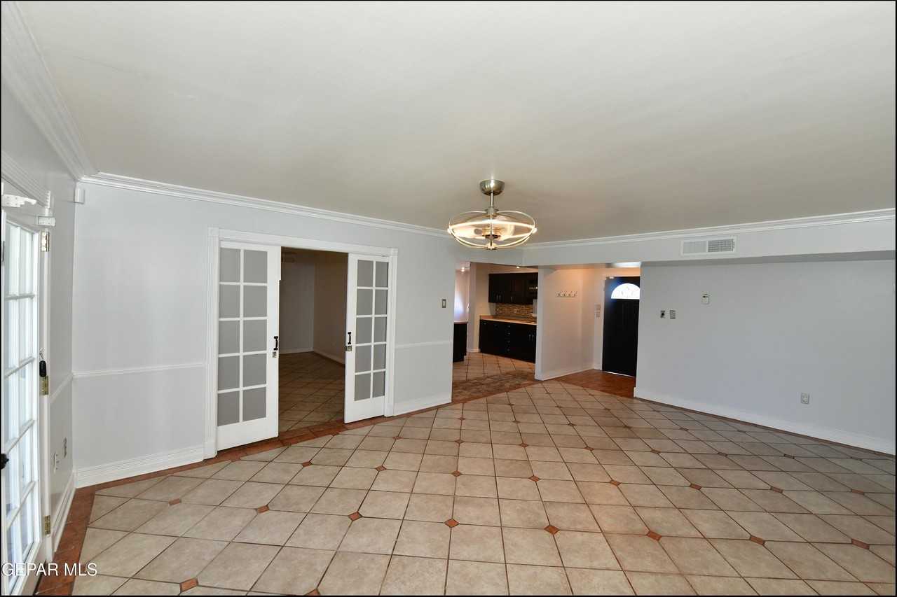 415 S Balboa Rd - Photo 7 of 42