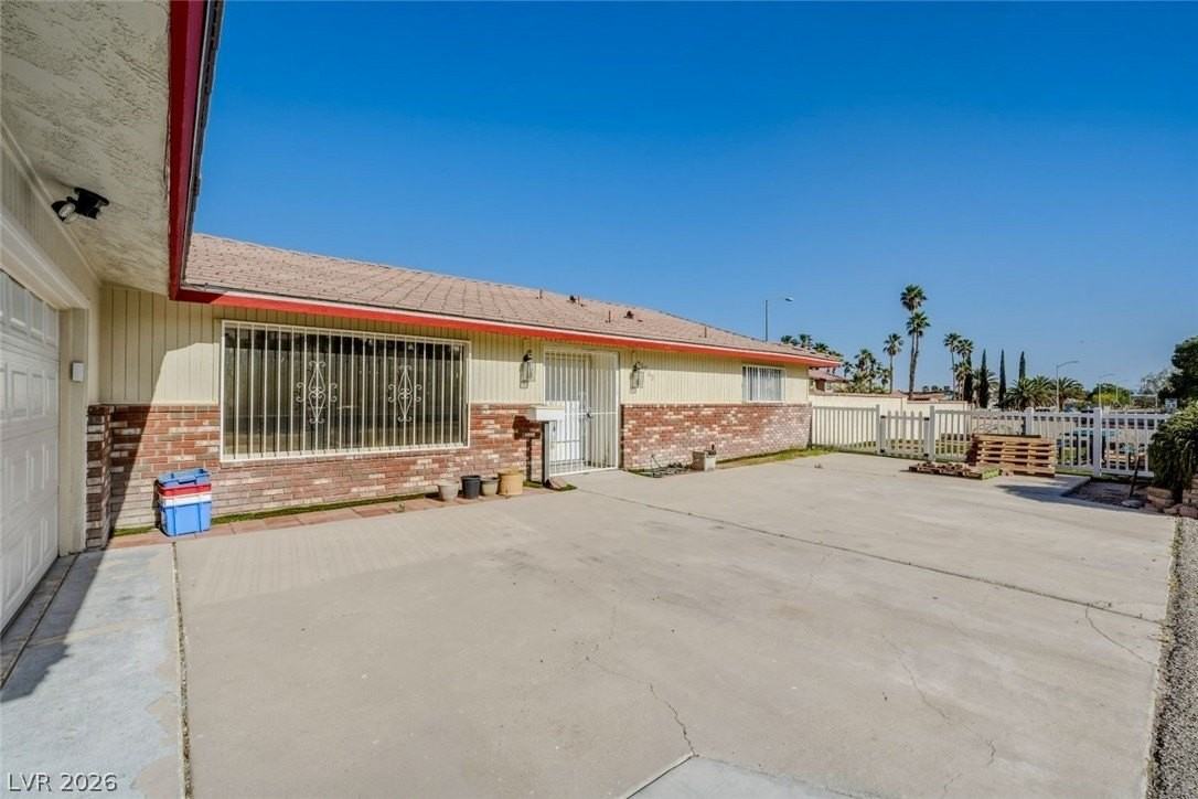 6760 W Oakey Blvd - Photo 2 of 42