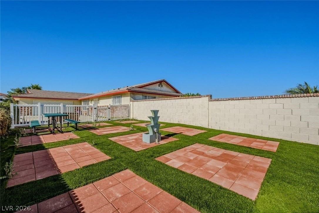 6760 W Oakey Blvd - Photo 4 of 42