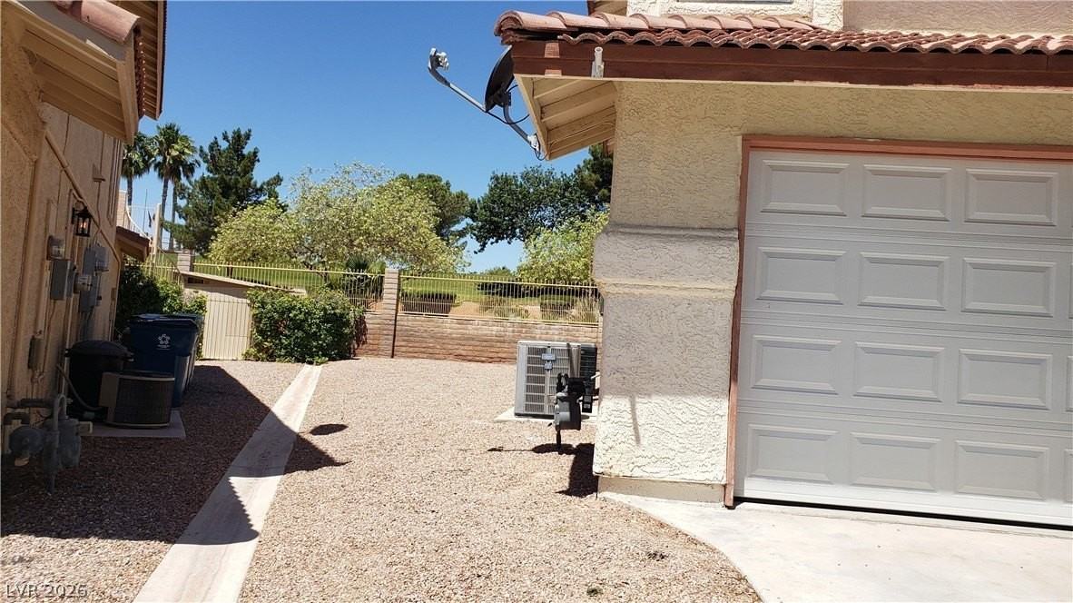 4801 Fiesta Lakes St - Photo 4 of 50