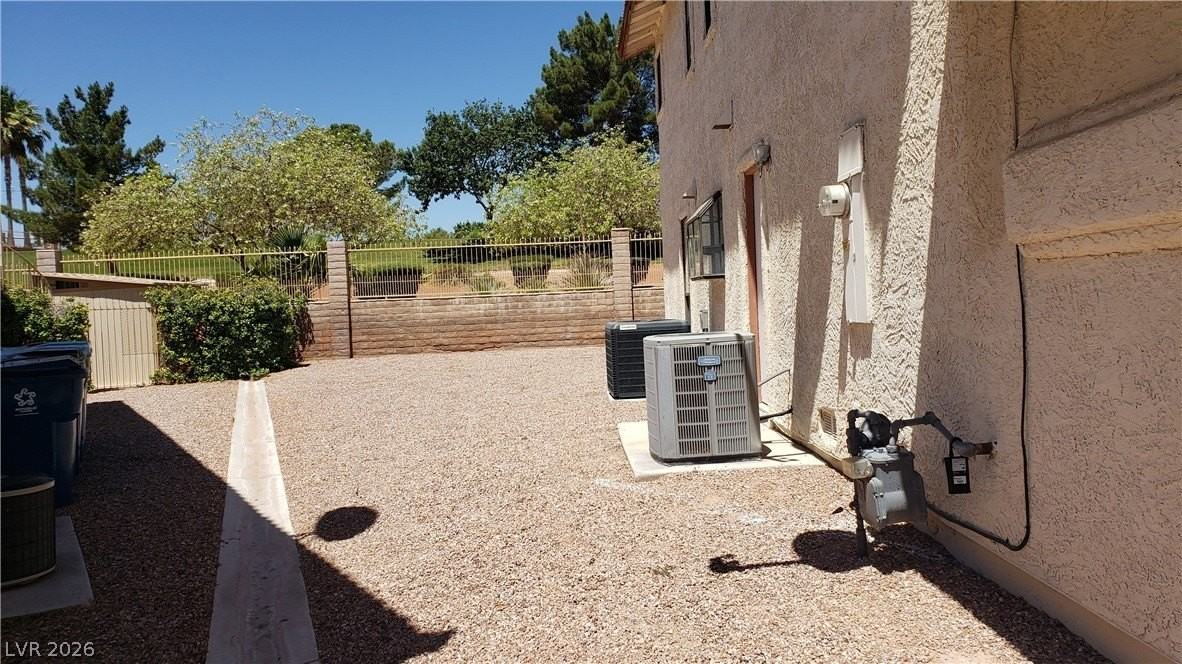 4801 Fiesta Lakes St - Photo 5 of 50