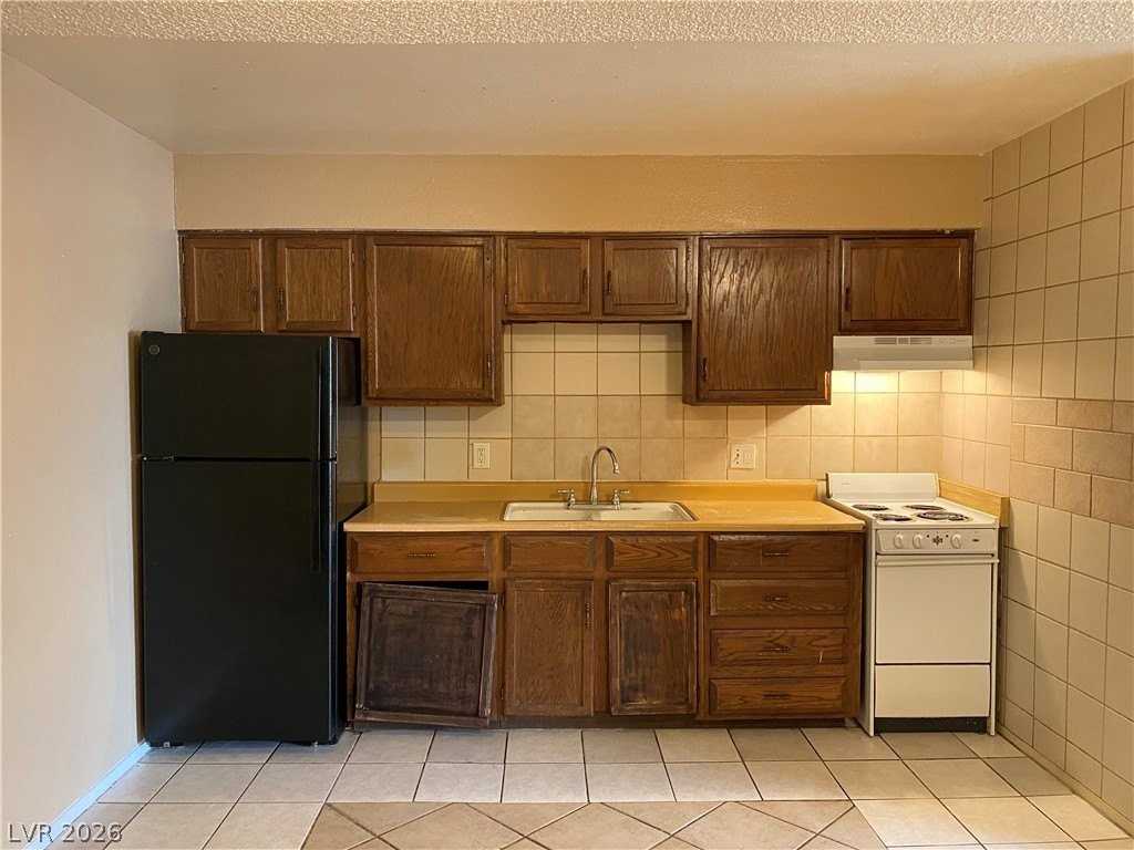 305 N 10th St #14 - Photo 3 of 10