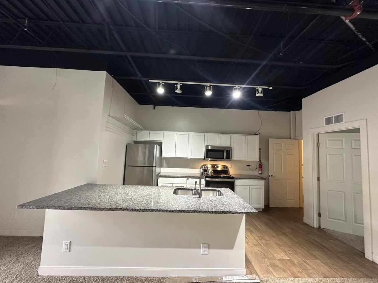 201 N Park St #D - Photo 5 of 16