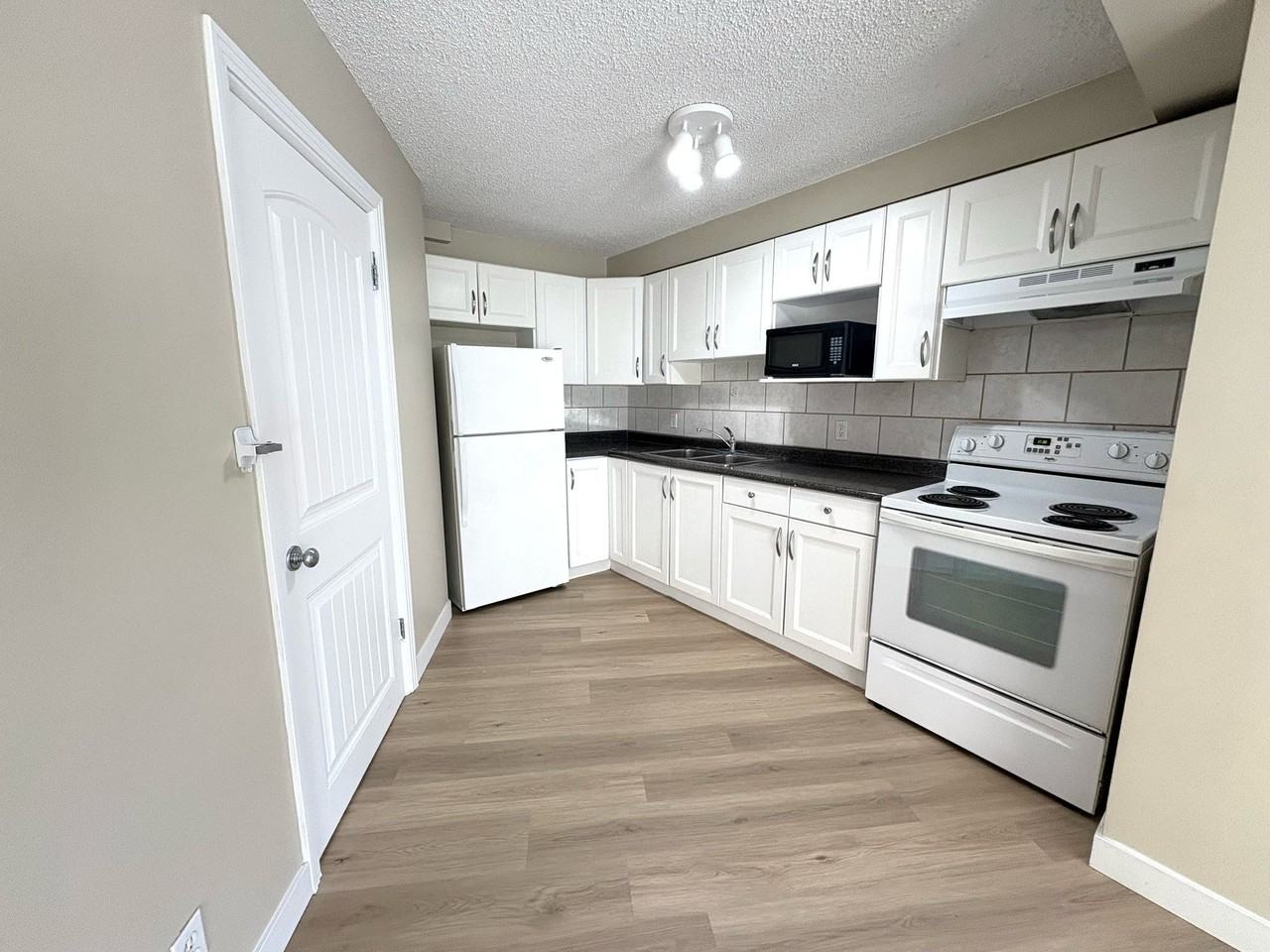 Joanna Manor - Photo 5 of 19