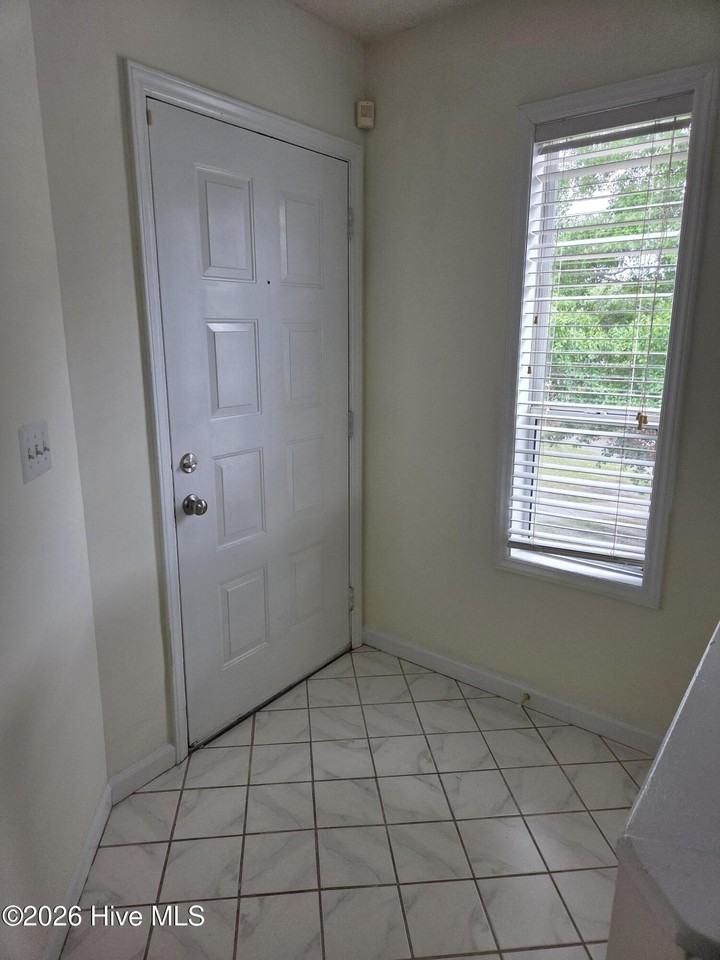 120 Breezewood Dr #E - Photo 3 of 27