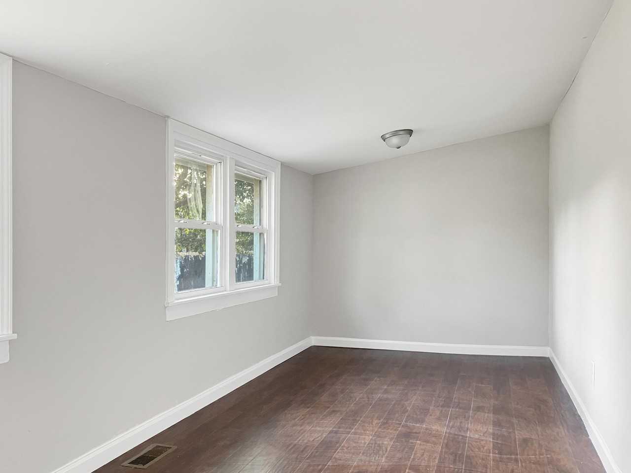 1742 Walker St - Photo 4 of 10