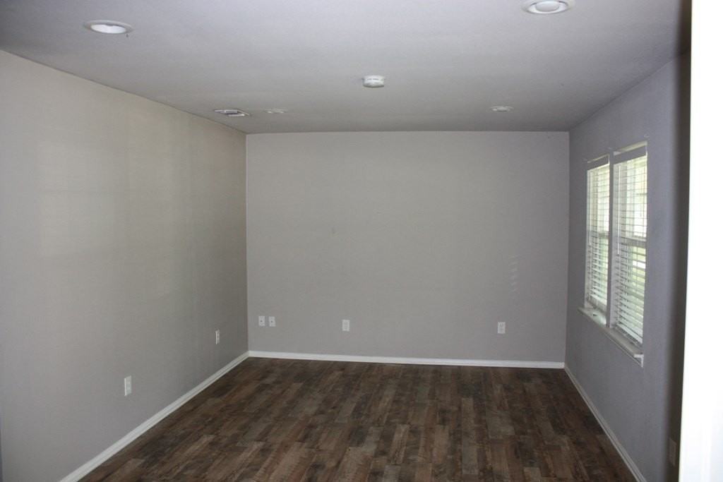 1711 - Photo 3 of 8