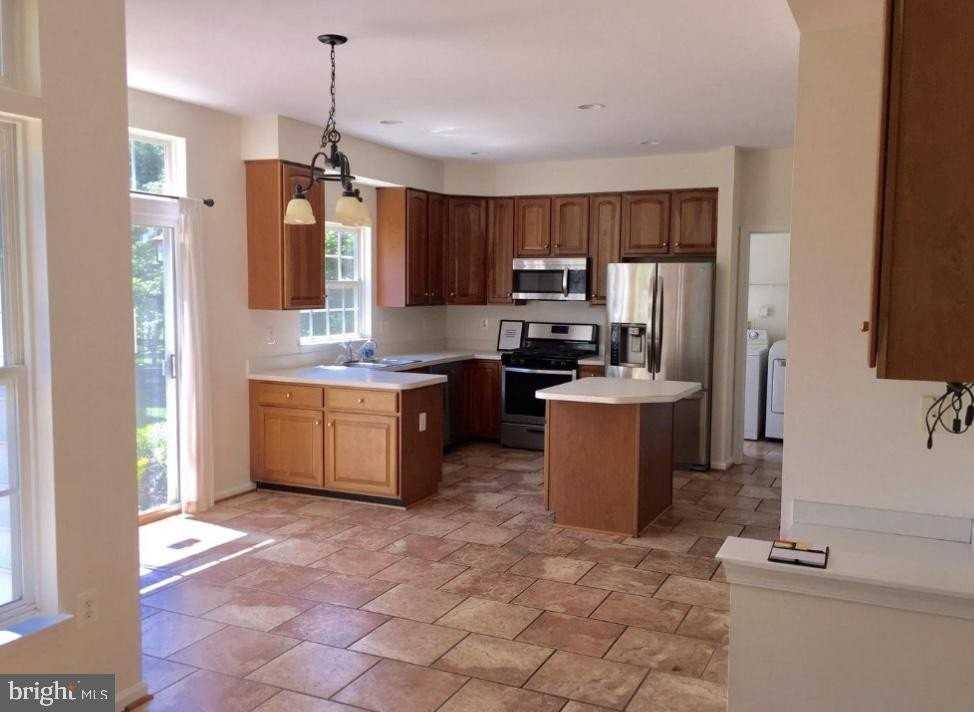 9057 Seward St - Photo 7 of 20