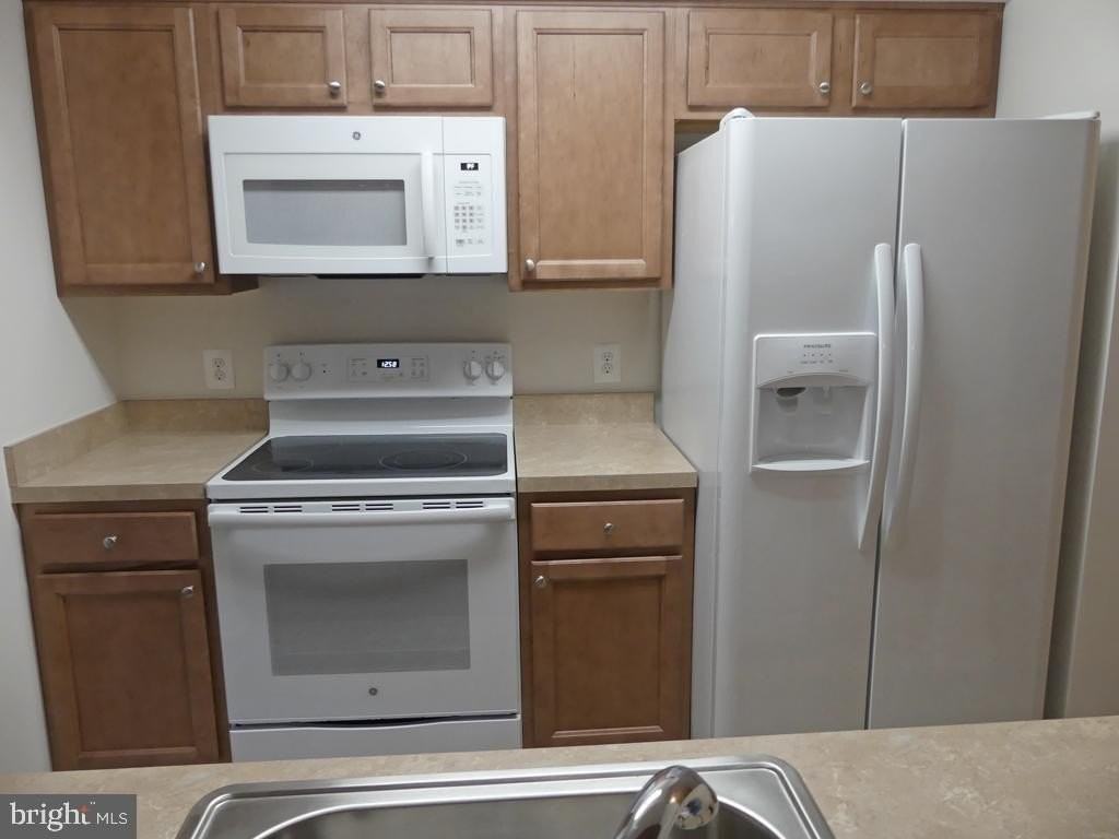 1402 Golden Rod Ct Unit F - Photo 2 of 25