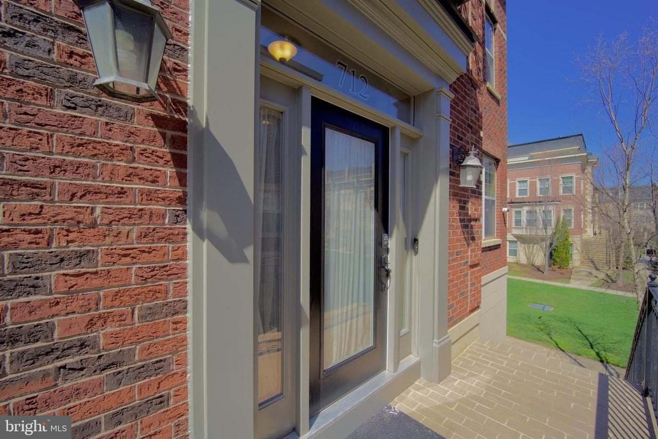 712 Sentry Sq - Photo 3 of 50