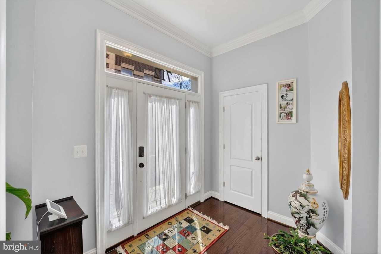 712 Sentry Sq - Photo 4 of 50