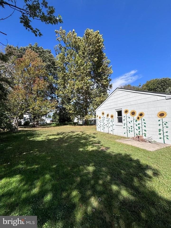 507 Hollyday St - Photo 4 of 15