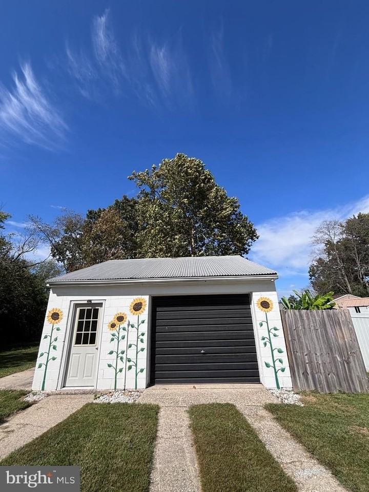 507 Hollyday St - Photo 5 of 15