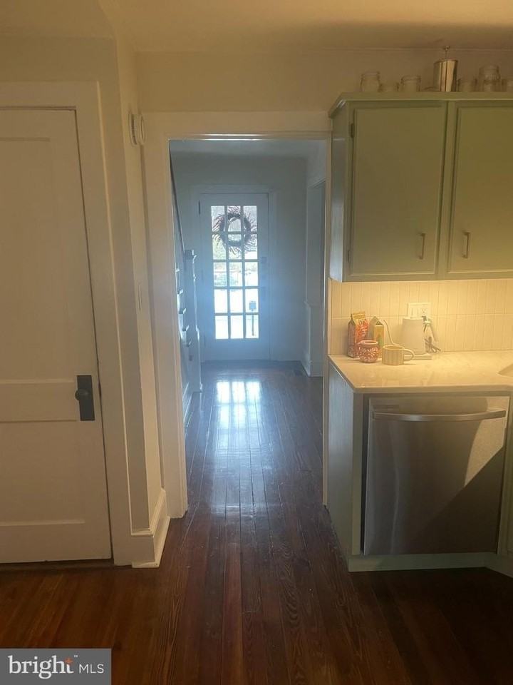 40 Scott Ave - Photo 3 of 35