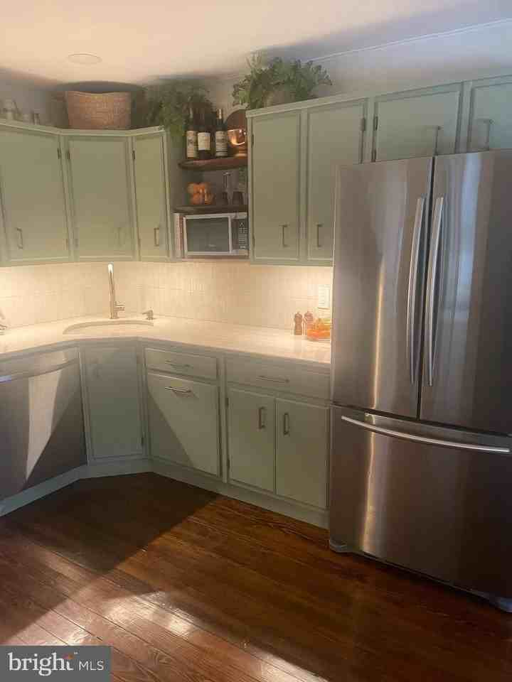 40 Scott Ave - Photo 5 of 35