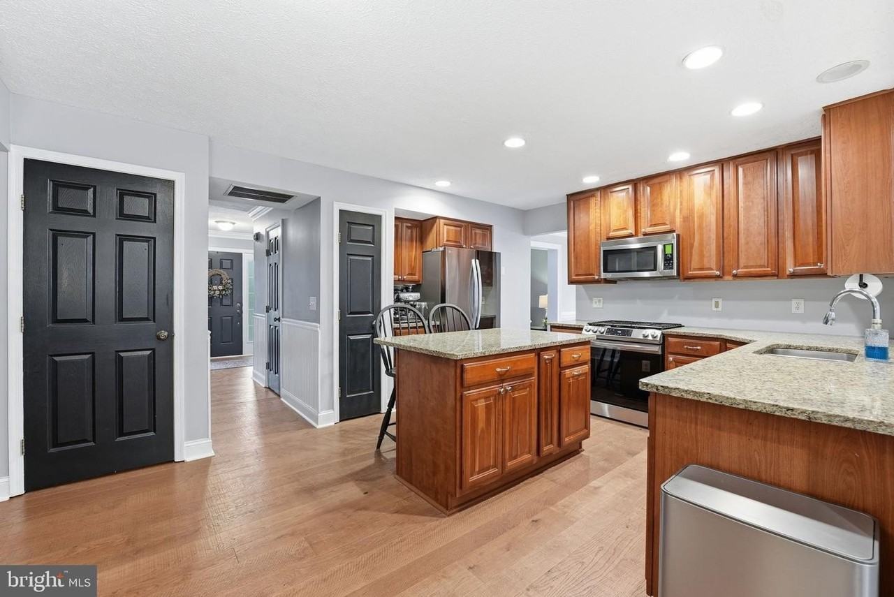 20763 Windemere Ct - Photo 3 of 25