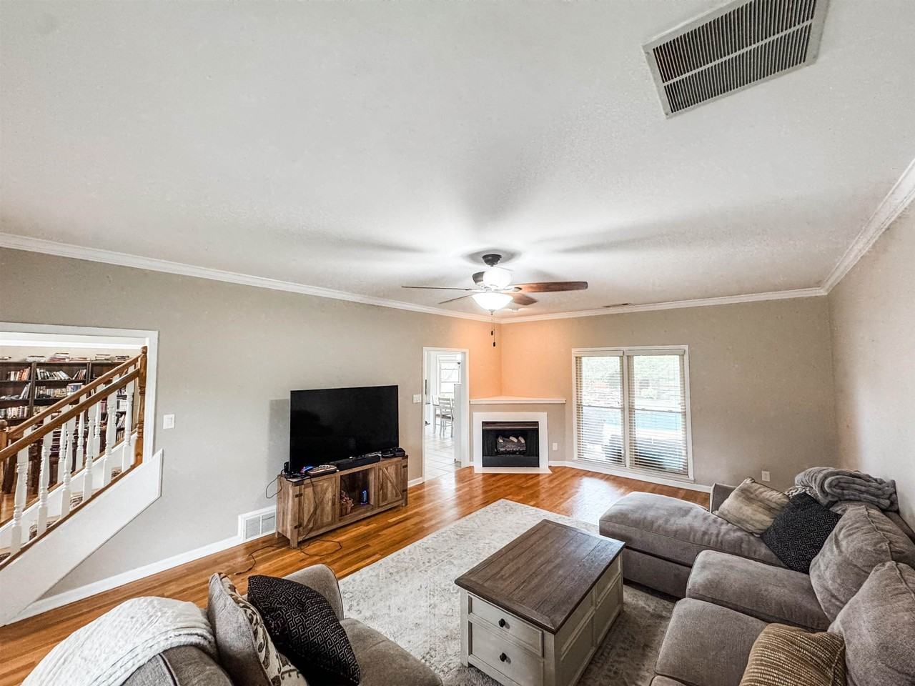850 Coleherne Rd - Photo 2 of 16