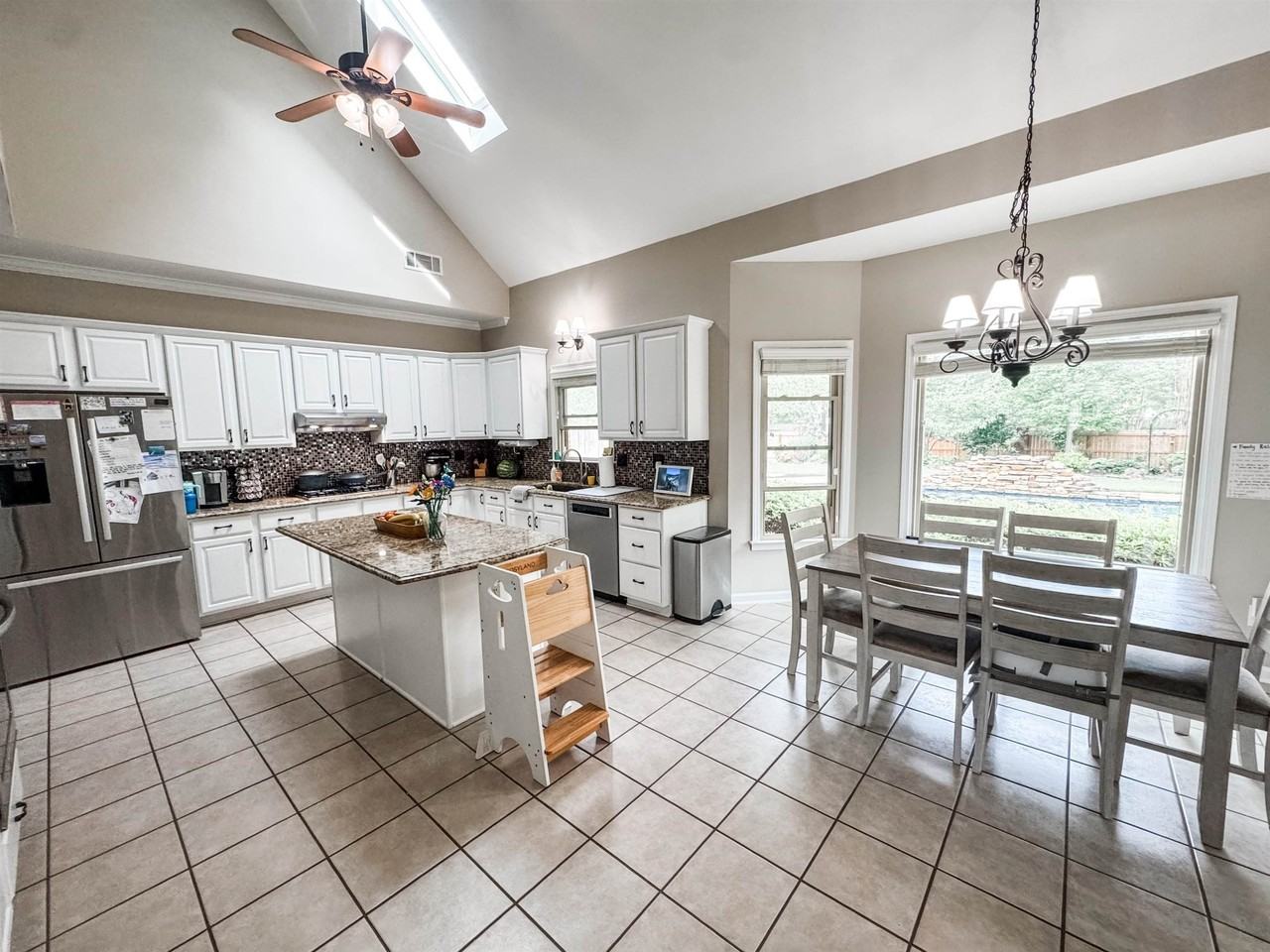 850 Coleherne Rd - Photo 7 of 16