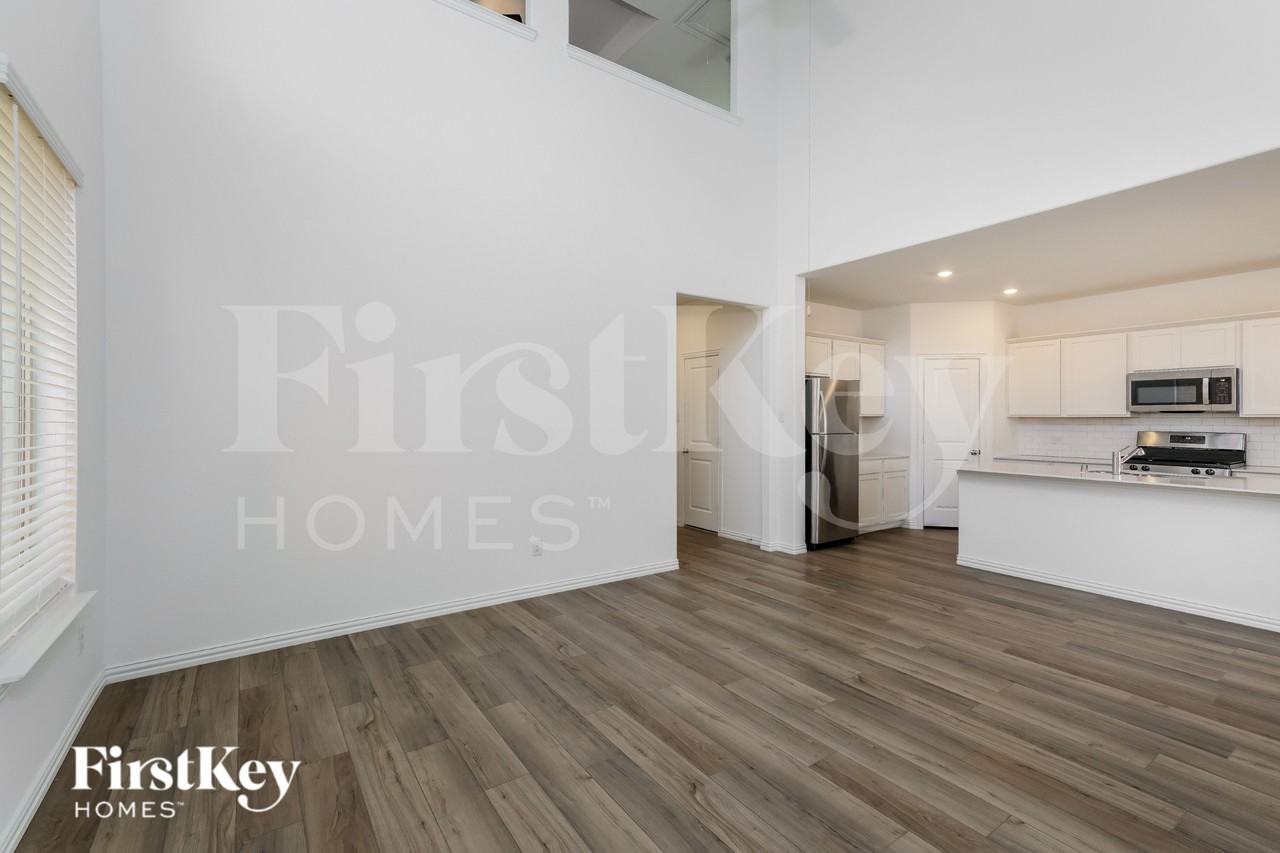 2528 Northcote Dr - Photo 3 of 19