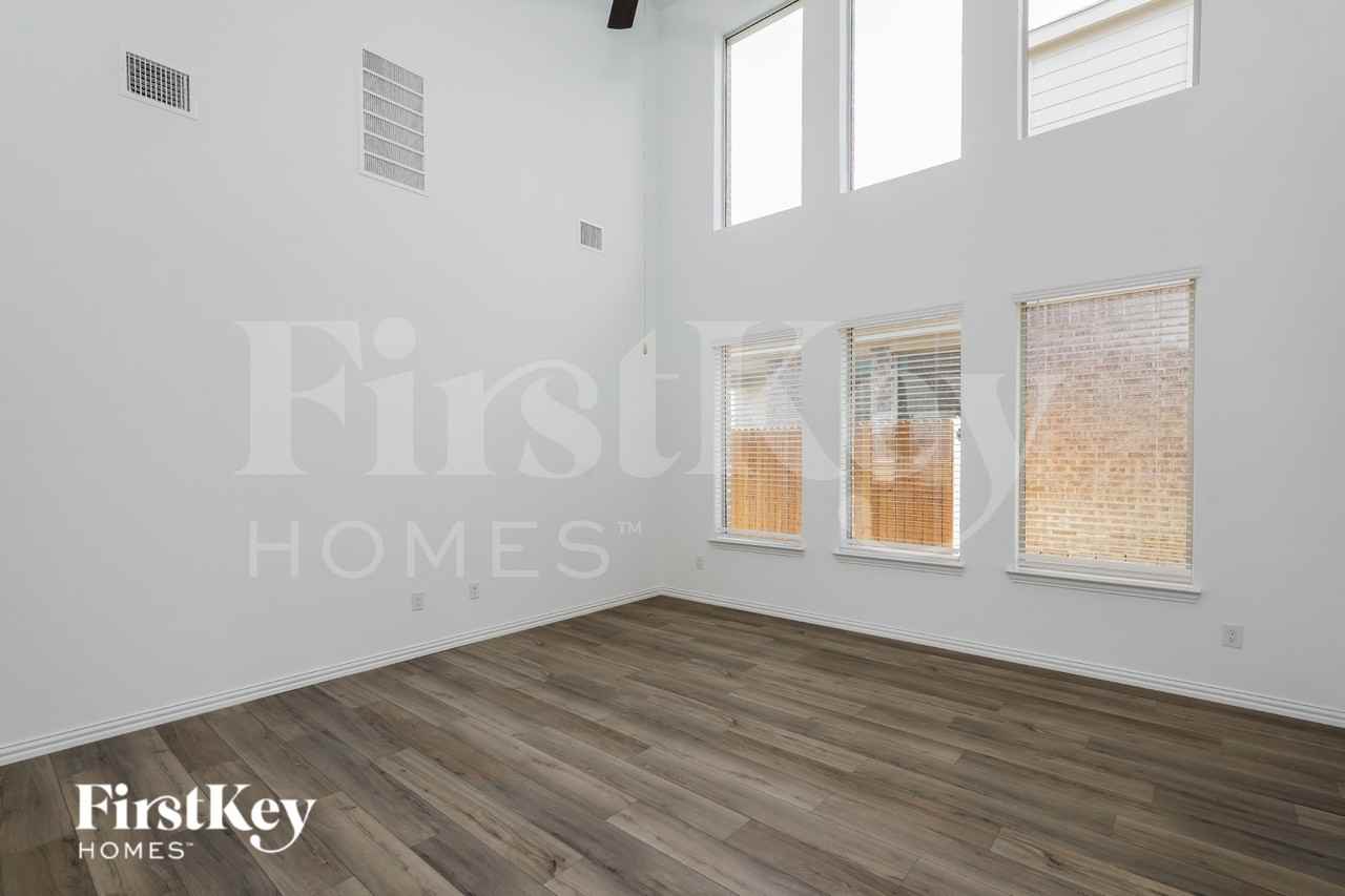 2528 Northcote Dr - Photo 4 of 19