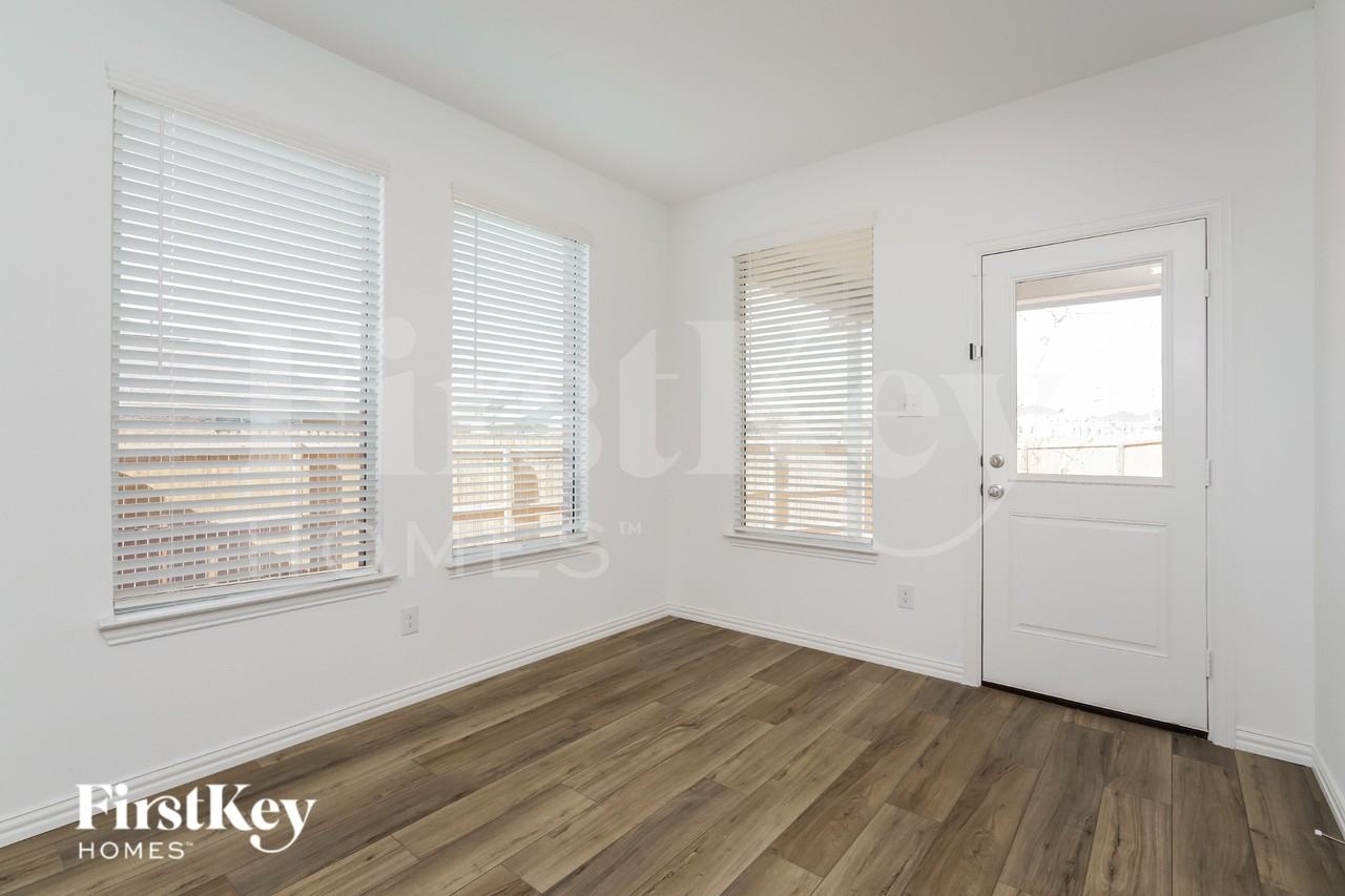 2528 Northcote Dr - Photo 6 of 19