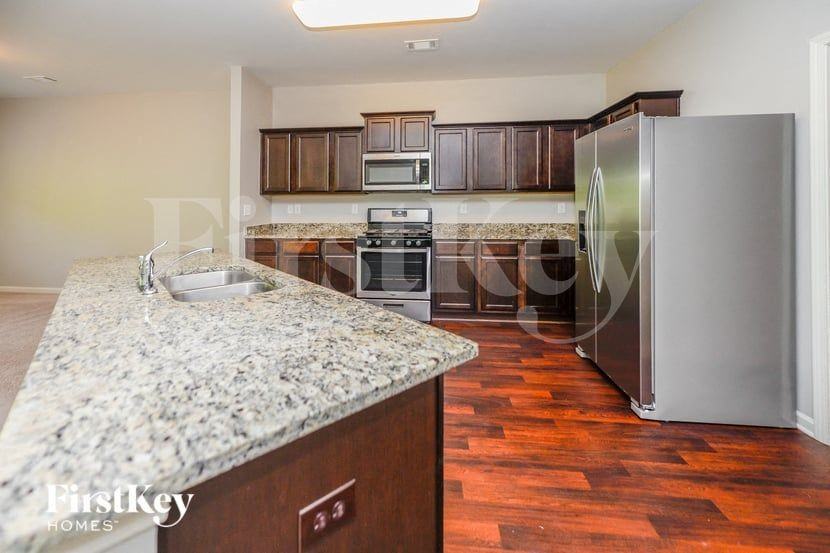 530 Sunrise Ln - Photo 4 of 15