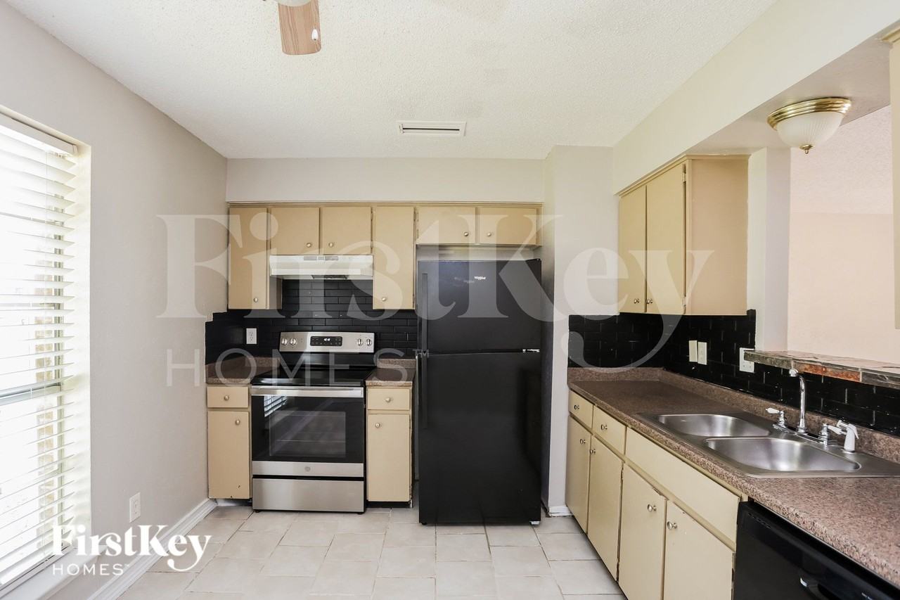 908 Wandering Way Dr - Photo 5 of 16