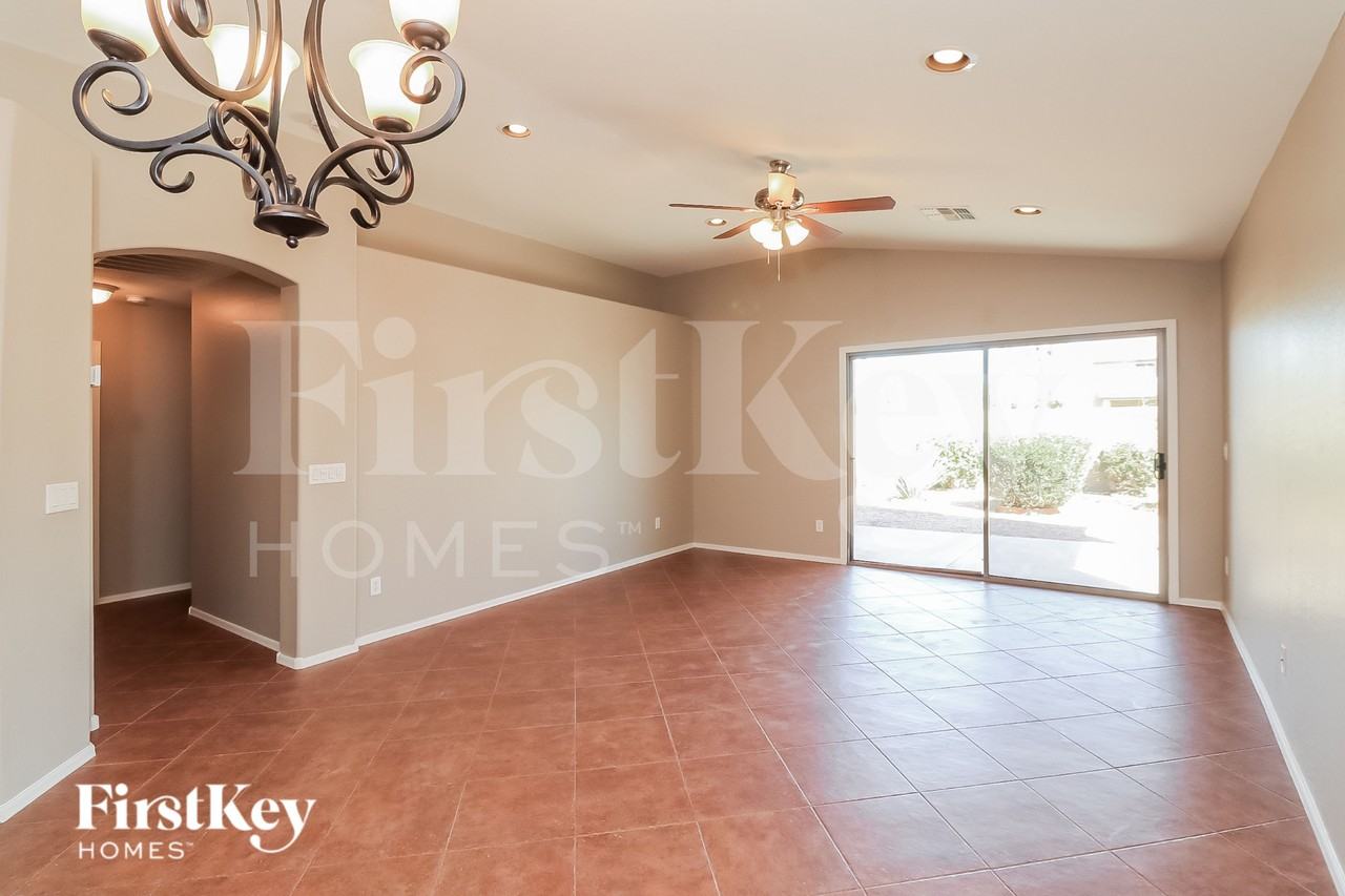 4936 W Glass Ln - Photo 3 of 15