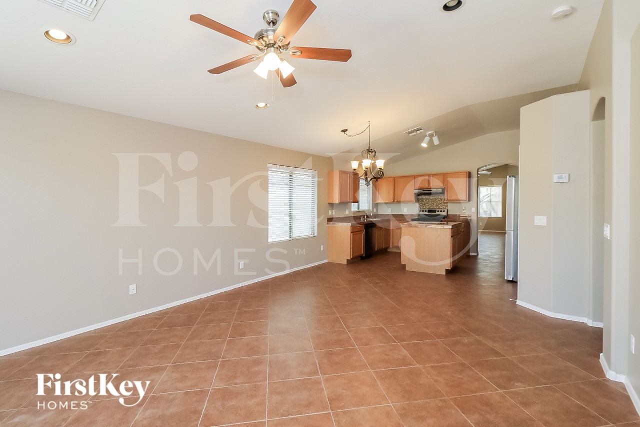 4936 W Glass Ln - Photo 4 of 15