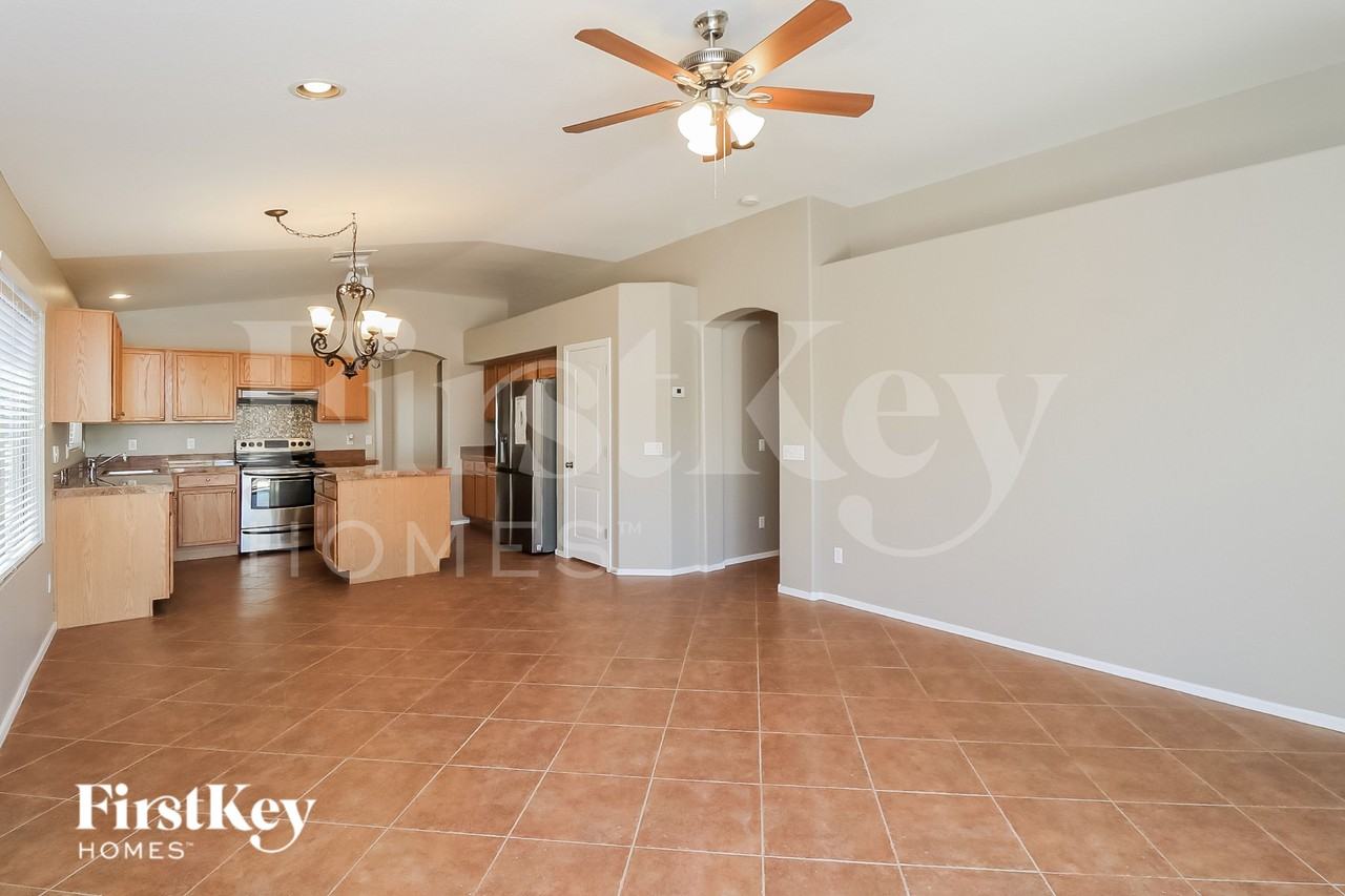 4936 W Glass Ln - Photo 5 of 15